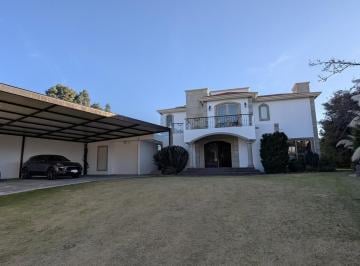 Casa · 600m² · 4 Recámaras · 5 Estacionamientos · Residencia en Venta en Cacalomacan, Toluca