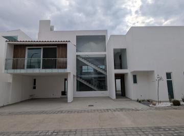 Casa · 376m² · 5 Recámaras · 4 Estacionamientos · Venta de Residencia Nueva en Metepec