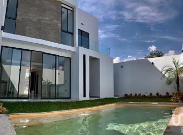 Casa · 215m² · 4 Recámaras · 3 Estacionamientos · Casa en Venta, Zona Dorada, Cuernavaca