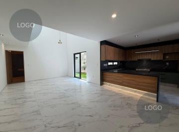Casa · 260m² · 4 Recámaras · 2 Estacionamientos · Casa en Venta Frac Alto Lago