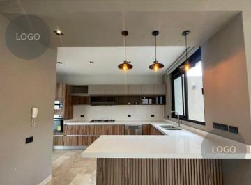 Casa · 260m² · 3 Recámaras · 2 Estacionamientos · Casa en Venta Alto Lago Residencial