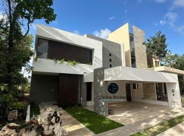 Casa · 4 Recámaras · 2 Estacionamientos · Casa en Fraccionamiento Vía Cumbres