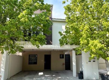 Casa de 4 habitaciones, Saltillo · Casa en Renta Sin Amueblar en Fracc. Altaria