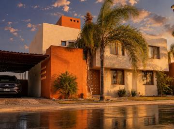Casa de 3 habitaciones, Corregidora · Casa en Venta en Puerta Real, Amplio Jardín, Casa Grande y Bonita, Alberca.