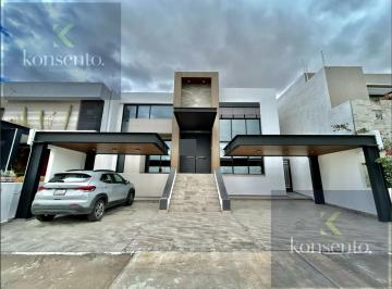 Casa · 335m² · 3 Recámaras · 4 Estacionamientos · Casa en Renta