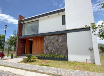 1 · Casa en Venta en Lomas de Angelopolis en Esquina