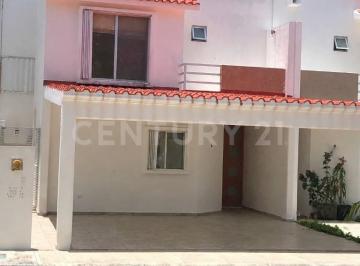Casa en condominio · 144m² · 3 Recámaras · 4 Estacionamientos · Renta Casa Amueblada en La Joya