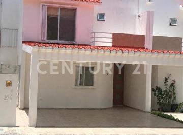 Departamento · 144m² · 3 Recámaras · 4 Estacionamientos · Renta Casa Amueblada en La Joya