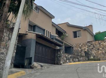 Casa · 430m² · 4 Recámaras · 4 Estacionamientos · Casa en Venta en Fracc. Palmira en Cuernavaca, Morelos