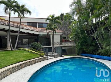 Casa · 833m² · 4 Recámaras · 3 Estacionamientos · Casa en Venta en Cuernavaca, Morelos, a 5 Min de La Autopista México - Cuernavaca, Col. Maravillas