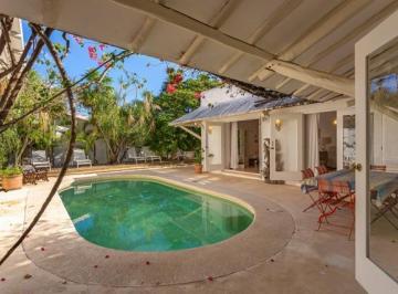 Casa · 300m² · 3 Recámaras · 2 Estacionamientos · Casa de Lujo en Venta en Playacar Fase 1 con Alberca Privada y Jardín | a Tres Cuadras de La Playa