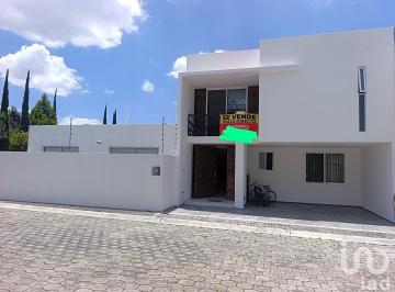 Casa · 270m² · 4 Recámaras · 2 Estacionamientos · Venta de Hermosa Casa en Puebla
