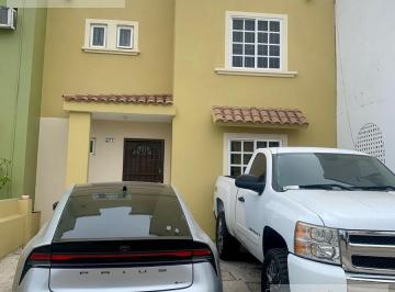 Casa · 300m² · 3 Recámaras · 2 Estacionamientos · Casa en Los Mangos