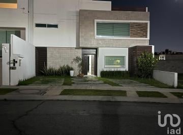 Casa · 348m² · 5 Recámaras · 3 Estacionamientos · Casa de Lujo en Zona Plateada Pachuca en Renta