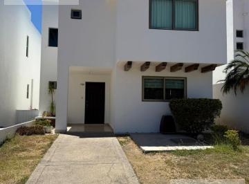 Casa · 300m² · 3 Recámaras · 2 Estacionamientos · Casa en El Cid