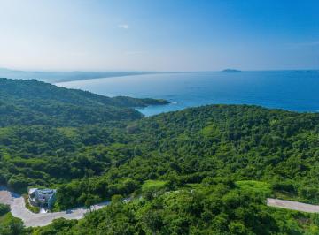 Terreno / Lote · 1116m² · Venta de Lote Exclusivo con Vista a La Bahía de Zihuatanejo y Playa Larga
