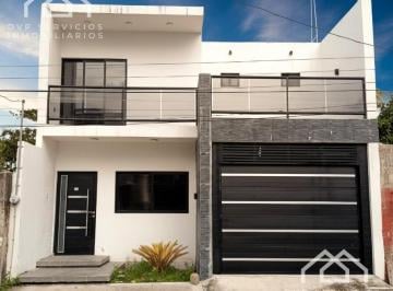 Casa · 176m² · 3 Recámaras · 1 Estacionamiento · Casa en Venta en Colonia Carranza Boca del Río | 3 Recámaras | $2,200,000