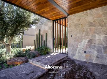 Casa · 522m² · 4 Recámaras · 4 Estacionamientos · Casa Nueva en Venta en Altozano, Querétaro.