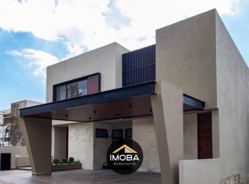 Casa · 450m² · 4 Recámaras · 3 Estacionamientos · Casa Nueva en Venta en Altozano