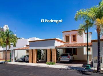Casa · 667m² · 3 Recámaras · 4 Estacionamientos · Casa en Venta en El Pedregal de Querétaro