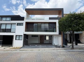 Casa · 298m² · 3 Recámaras · 2 Estacionamientos · Casa Nueva en Venta a Dos Minutos de Barrio Cascatta Lomas Angelopolis