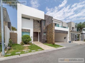 Casa · 337m² · 3 Recámaras · 2 Estacionamientos · Casa en Venta en Carolco, Monterrey, Nuevo León.
