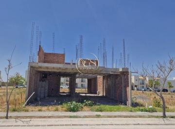 Terreno / Lote · 100m² · 2 Estacionamientos · Terreno en Venta con Construccion y Proyecto en Mayorazgo Residencial Celaya