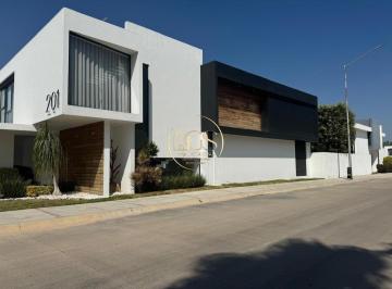 Casa · 420m² · 3 Recámaras · 4 Estacionamientos · Casa en Venta San Lorenzo Residencial Celaya