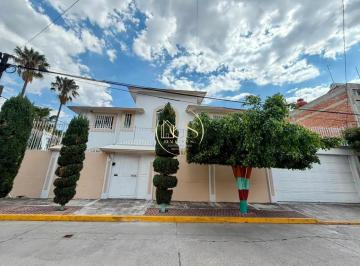 Casa · 210m² · 3 Recámaras · 2 Estacionamientos · Casa en Venta Arboledas Celaya