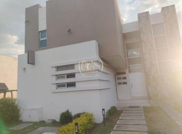 Casa · 260m² · 3 Recámaras · 2 Estacionamientos · Casa en Renta Villa Jardin Celaya
