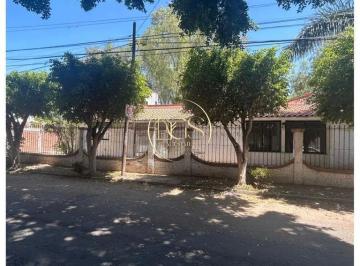 Casa · 633m² · 3 Recámaras · 2 Estacionamientos · Casa en Venta Praderas de La Hacienda Celaya