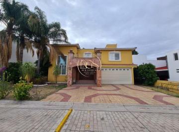 Casa · 750m² · 5 Recámaras · 5 Estacionamientos · Casa en Venta Alamo Contry Club Celaya