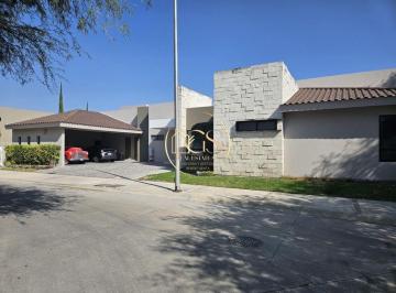 Casa · 300m² · 3 Recámaras · 3 Estacionamientos · Casa en Venta San Lorenzo Residencial Celaya