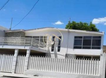 Casa · 288m² · 4 Recámaras · 2 Estacionamientos · Casa en Venta Alameda Celaya