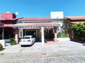 Casa · 250m² · 3 Recámaras · 2 Estacionamientos · Casa Amueblada en Renta Arboledas Celaya