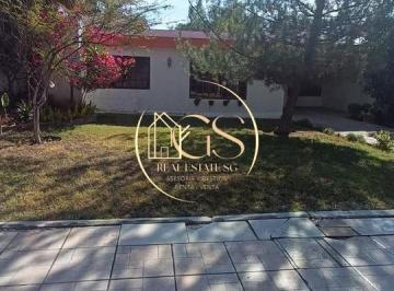 Casa · 850m² · 4 Recámaras · 4 Estacionamientos · Casa en Venta Praderas de La Hacienda Celaya