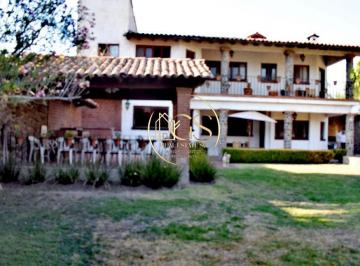 Casa · 1000m² · 5 Recámaras · 4 Estacionamientos · Casa en Venta Praderas de La Hacienda Celaya