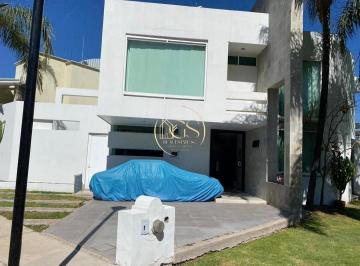 Casa · 335m² · 3 Recámaras · 2 Estacionamientos · Casa en Venta Riberas del Campestre Celaya