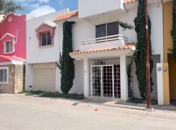 Casa · 220m² · 3 Recámaras · 1 Estacionamiento · Casa Residencial en Venta - Fracc. Los Ángeles, Durango. Ubicación Premium