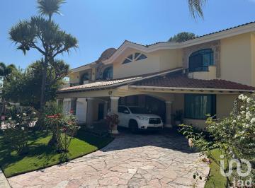 Casa · 1100m² · 5 Recámaras · 4 Estacionamientos · Se Vende Casa en Exclusivo Fraccionamiento de Azaleas en Zapopan Jalisco