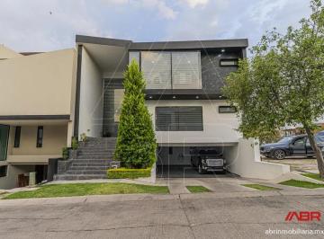 Casa de 3 habitaciones, Zapopan · Casa en Venta en Parque Virreyes Acabados de Lujo