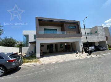 Casa · 540m² · 4 Recámaras · 3 Estacionamientos · Casa en La Joya Privada Residencial