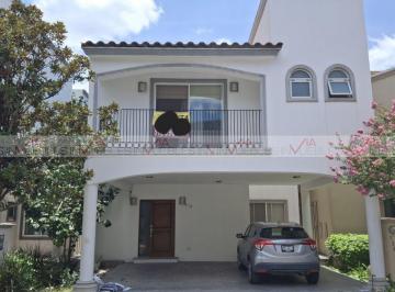 Casa · 350m² · 3 Recámaras · 2 Estacionamientos · Casa en Renta en Hacienda de La Sierra