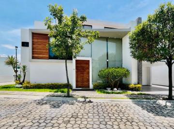 Casa · 270m² · 4 Recámaras · 2 Estacionamientos · Casa en Renta a Dos Minutos a Chedraui Select y en Esquina.
