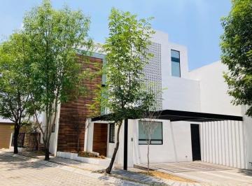 Casa · 305m² · 4 Recámaras · 2 Estacionamientos · Casa en Renta con Recámara en Planta Baja y Cluster con Alberca