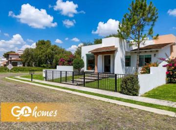 Casa de 3 habitaciones, Tequisquiapan · Casa en Venta $4'200,000 Club de Golf Tequisquiapan 3 Recámaras, Alberca, Bóveda