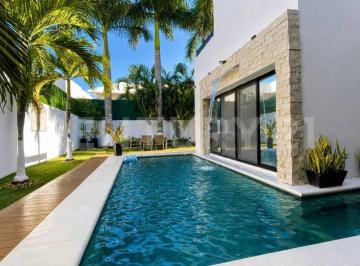 Casa · 340m² · 3 Recámaras · 2 Estacionamientos · Casa en Venta en Lagos del Sol | Av Colosio Cancún