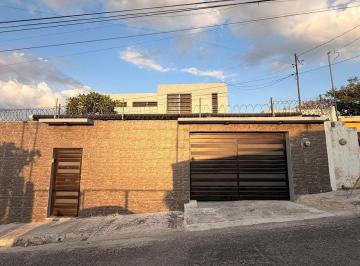 Casa de 3 habitaciones, Campeche · En Venta - Casa Moderna con Alberca