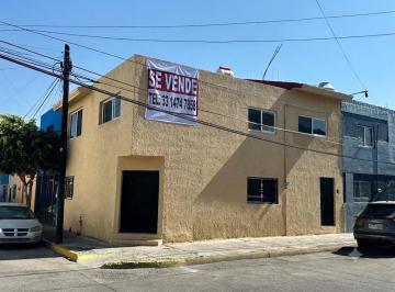 Casa uso de suelo de 3 habitaciones, Guadalajara · Casa con Local Comercial Bodega y Departamento, en Zona Comercial