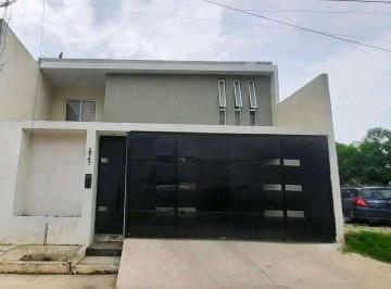 Casa · 225m² · 4 Recámaras · 2 Estacionamientos · Casa en Venta en Hogares de Nuevo México
